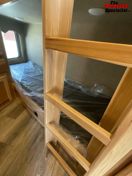 New 2024 Lakota CHARGER 4H GN LQ Horse Trailer