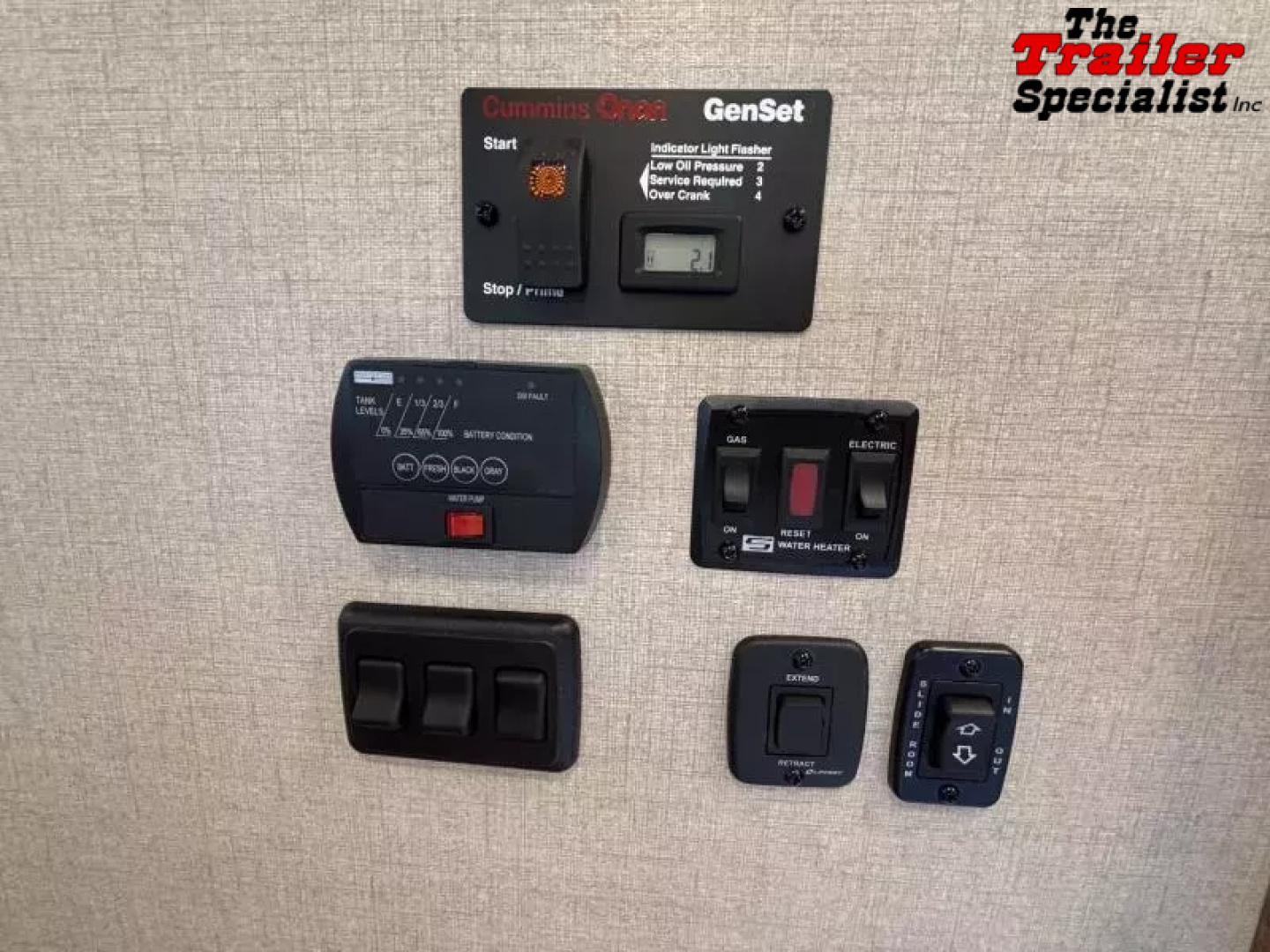 New 2026 Lakota CHARGER STOCK LQ Horse Trailer