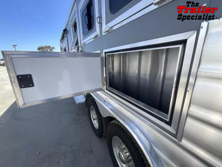 New 2026 Lakota COLT 13FT LQ 3H SLANT GN Horse Trailer
