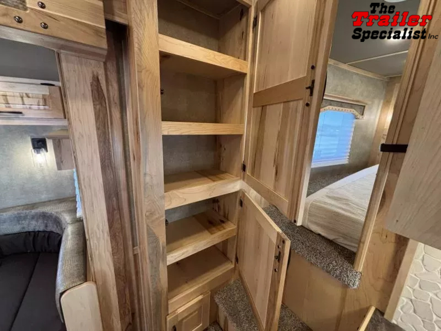 New 2026 Lakota INFINITY 15FT LQ GN 3H SLANT Horse Trailer