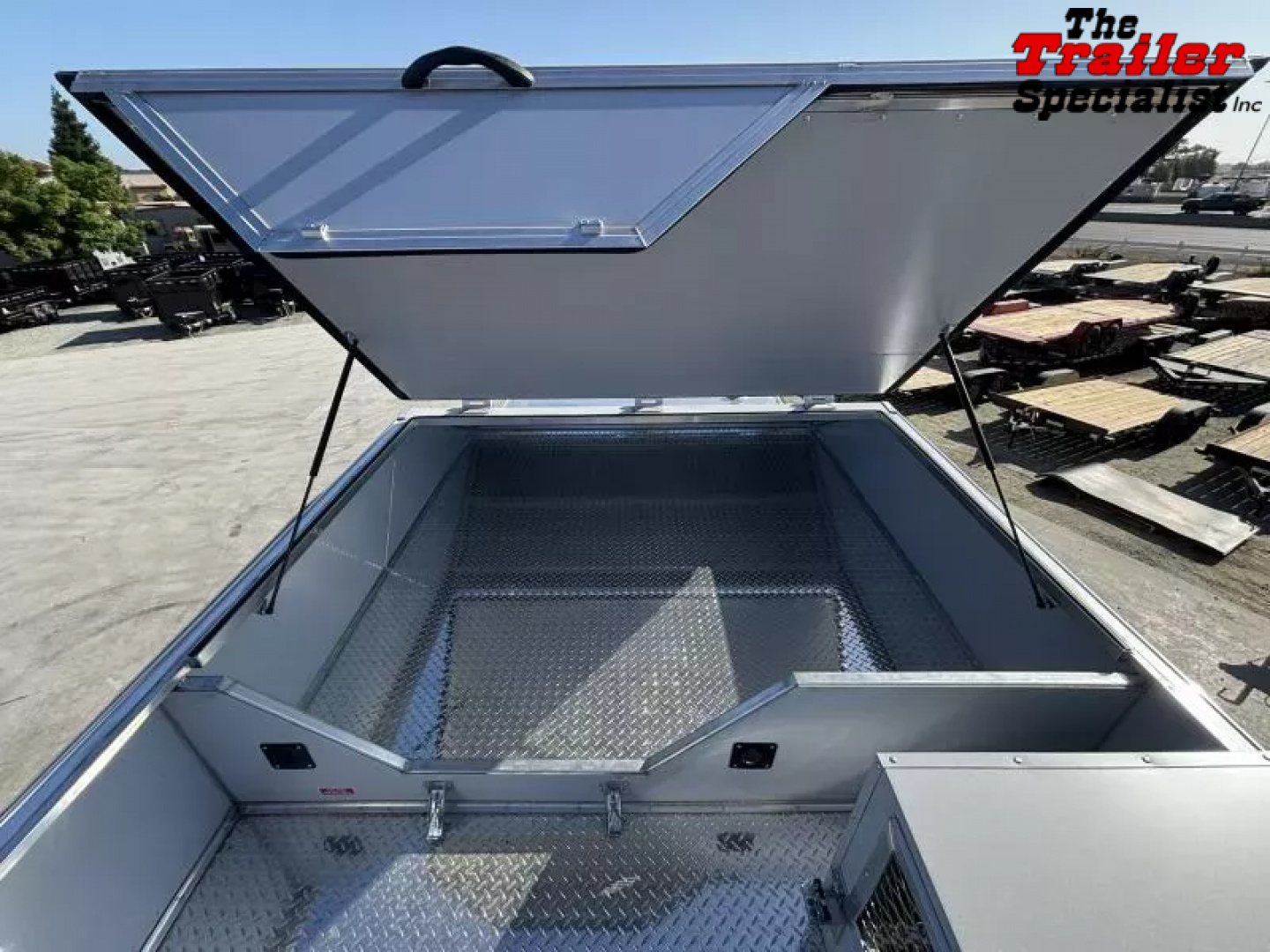 New 2026 Lakota INFINITY 15FT LQ GN 3H SLANT Horse Trailer