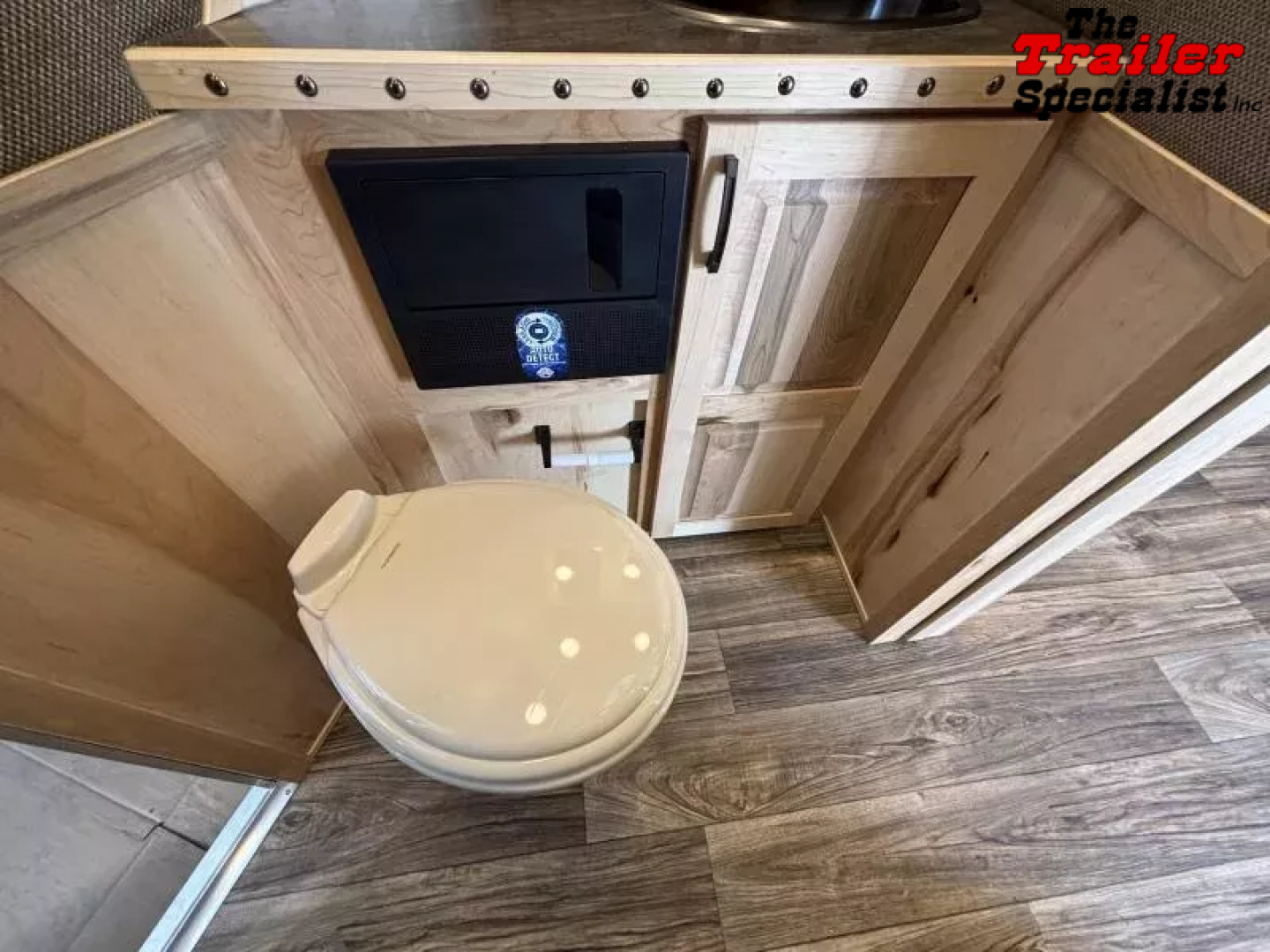 New 2026 Lakota INFINITY 15FT LQ GN 3H SLANT Horse Trailer