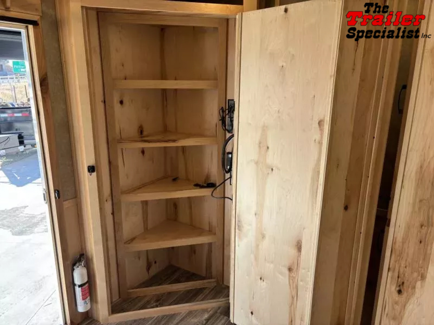 New 2026 Lakota INFINITY 15FT LQ GN 3H SLANT Horse Trailer