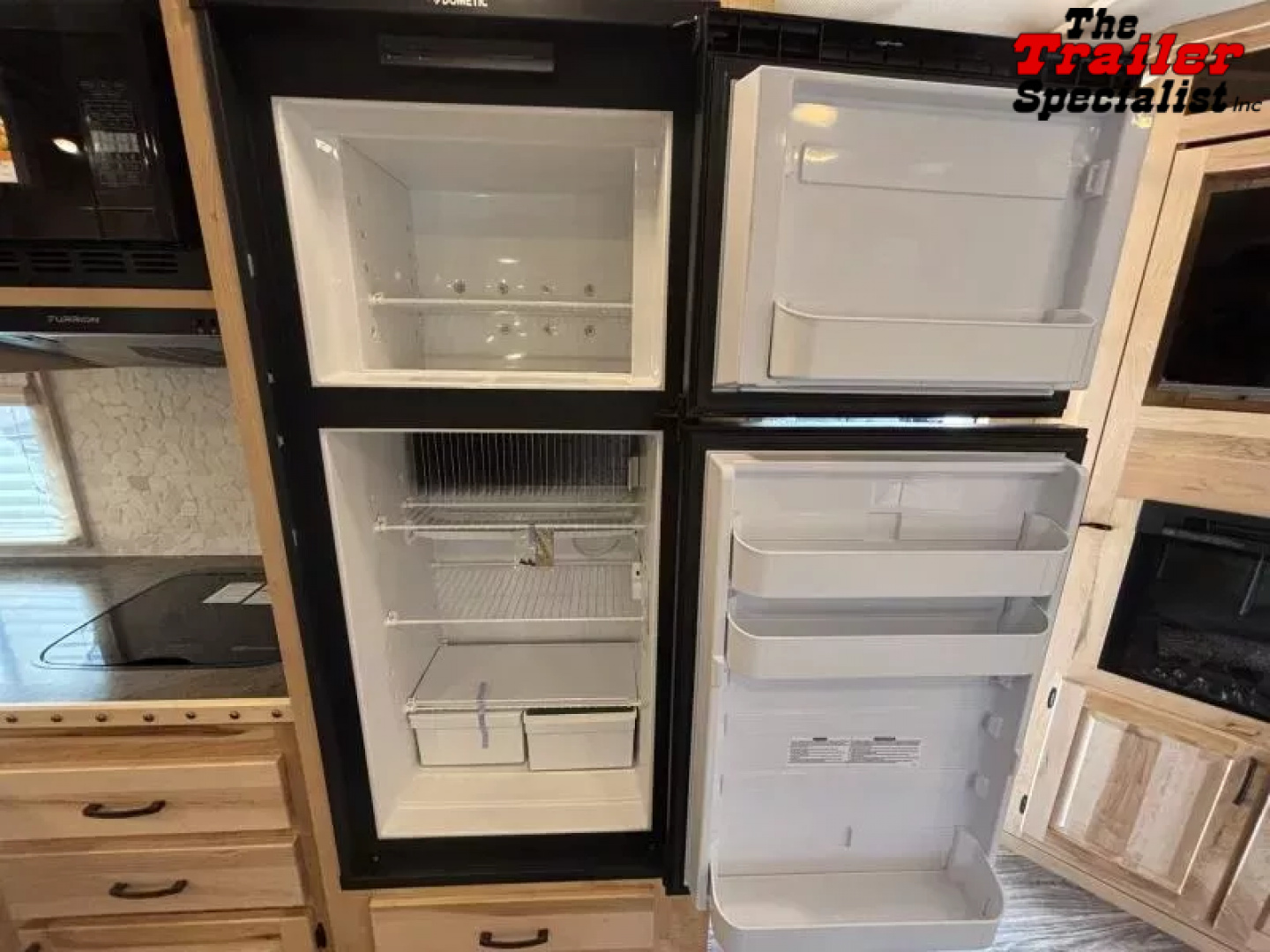 New 2026 Lakota INFINITY 15FT LQ GN 3H SLANT Horse Trailer