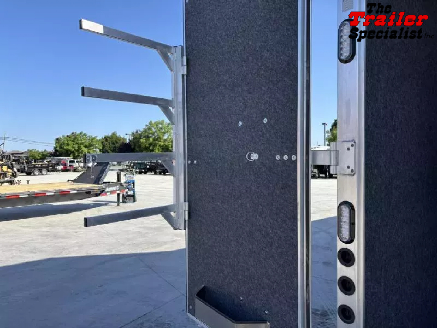 New 2026 Lakota INFINITY 15FT LQ GN 3H SLANT Horse Trailer