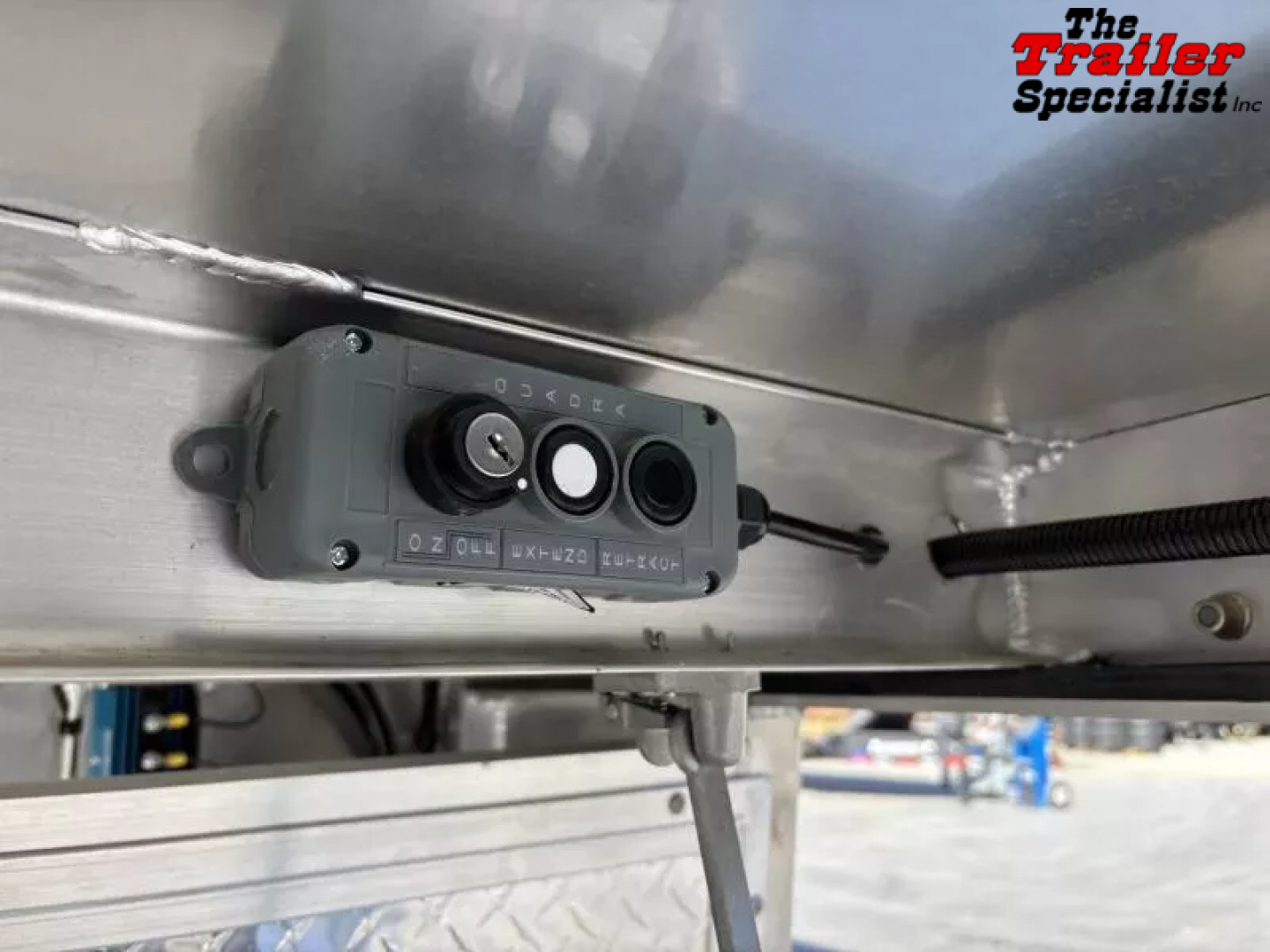 New 2026 Lakota INFINITY 15FT LQ GN 3H SLANT Horse Trailer