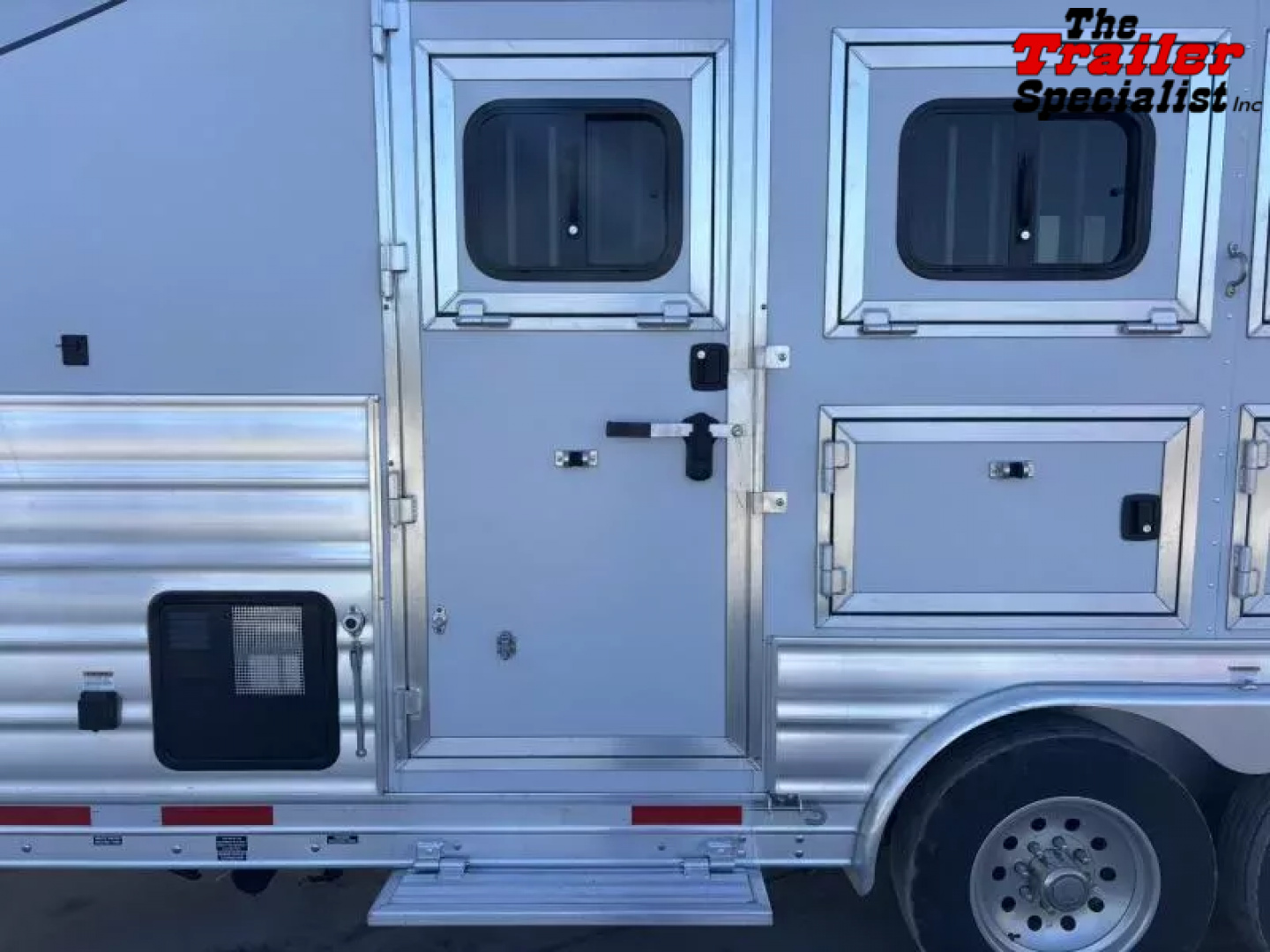 New 2026 Lakota INFINITY 15FT LQ GN 3H SLANT Horse Trailer