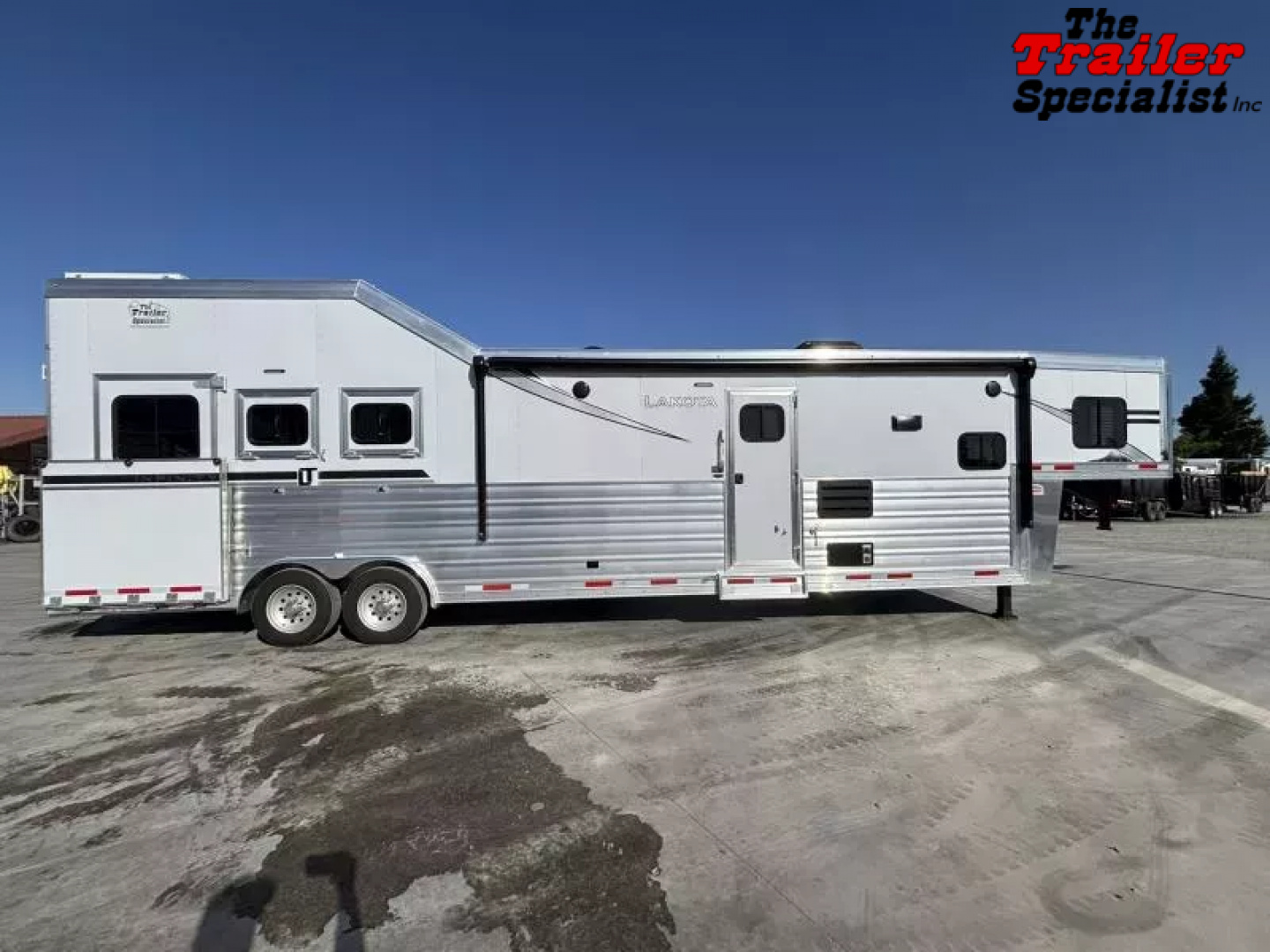New 2026 Lakota INFINITY 15FT LQ GN 3H SLANT Horse Trailer