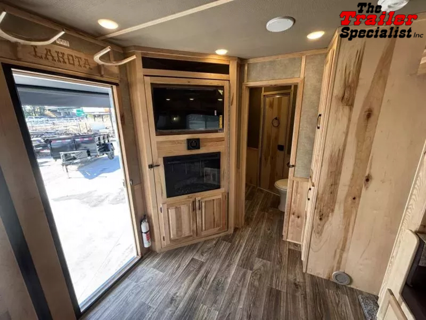 New 2026 Lakota INFINITY 15FT LQ GN 3H SLANT Horse Trailer