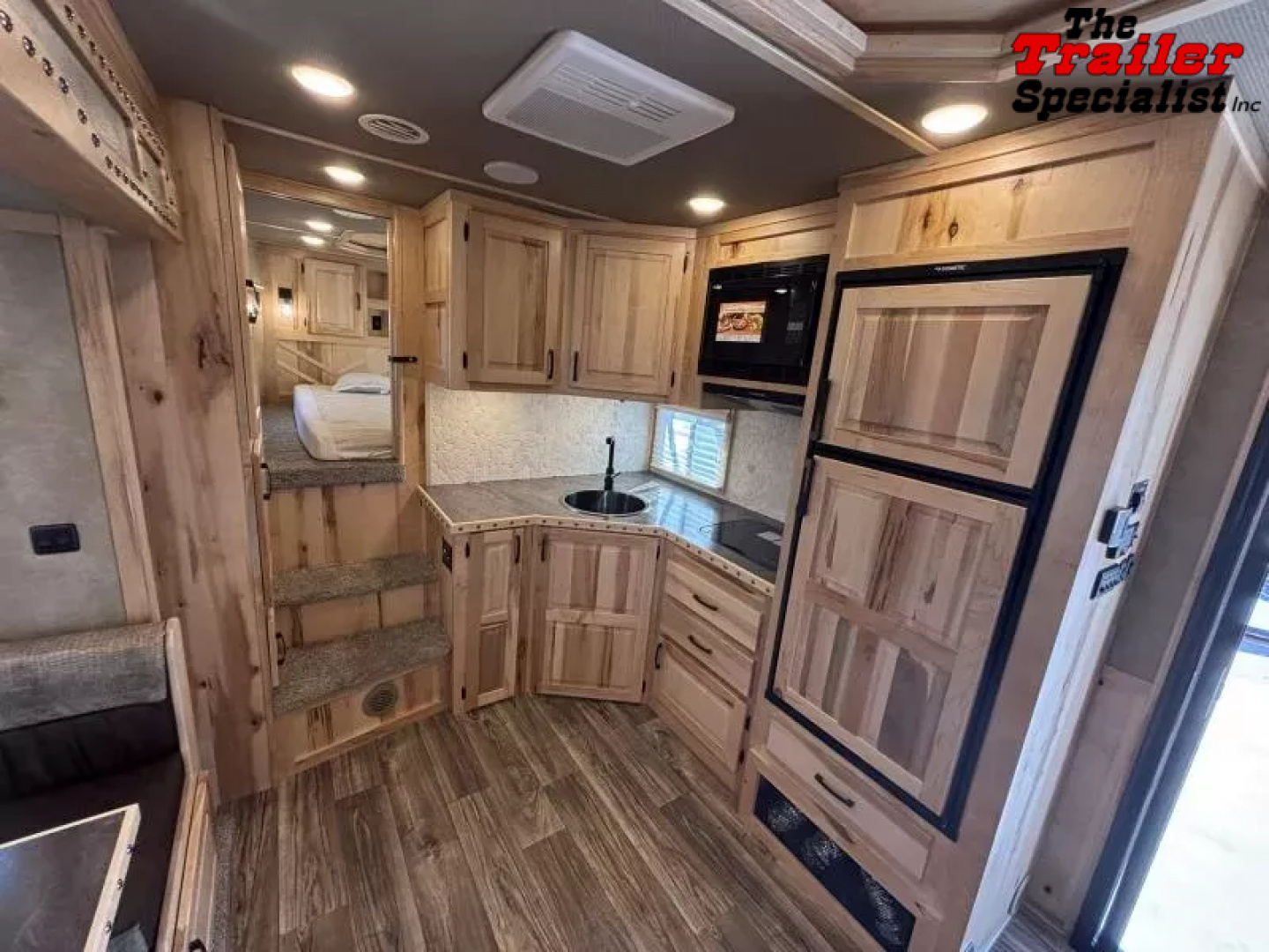 New 2026 Lakota INFINITY 15FT LQ GN 3H SLANT Horse Trailer