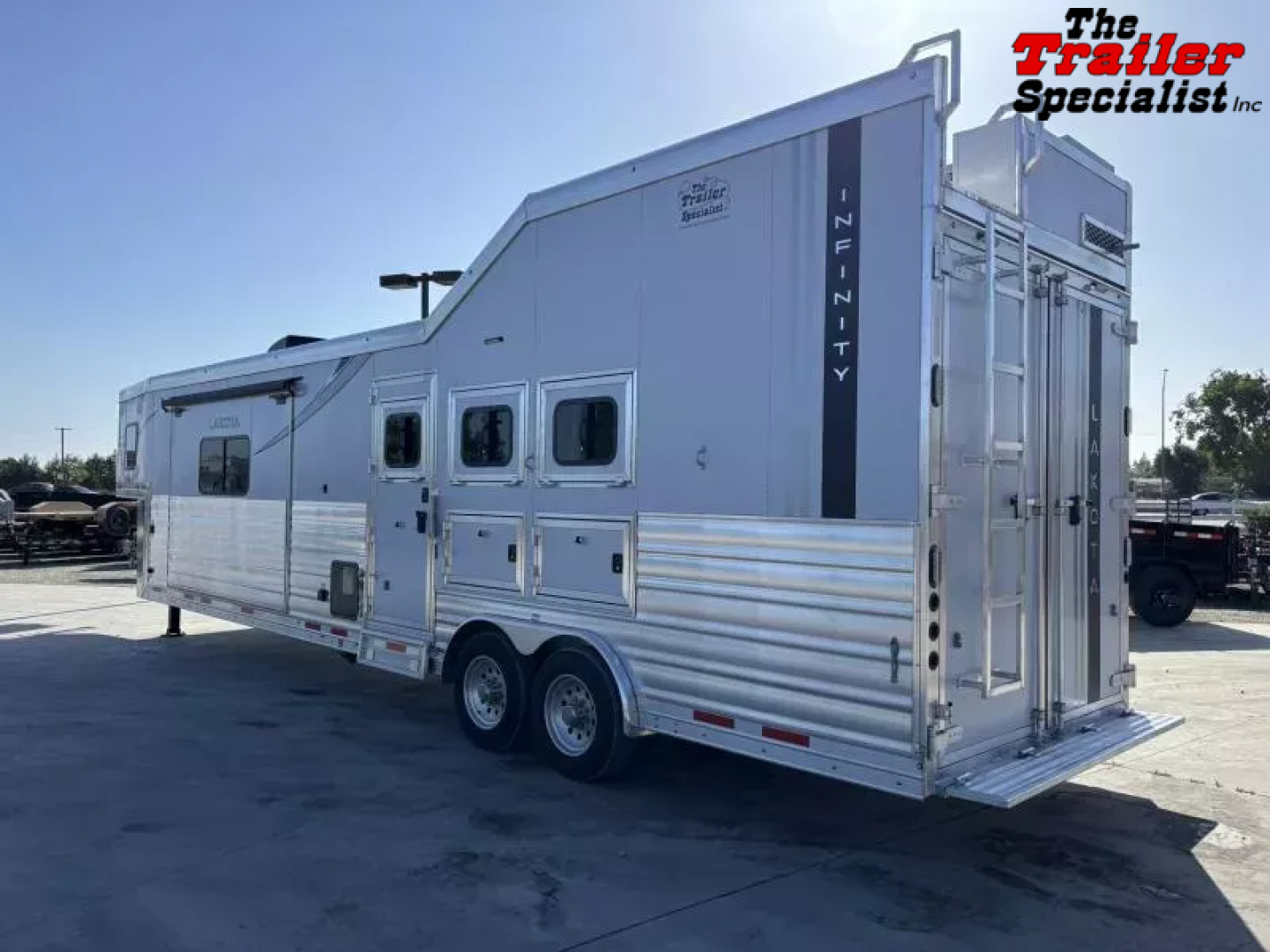 New 2026 Lakota INFINITY 15FT LQ GN 3H SLANT Horse Trailer