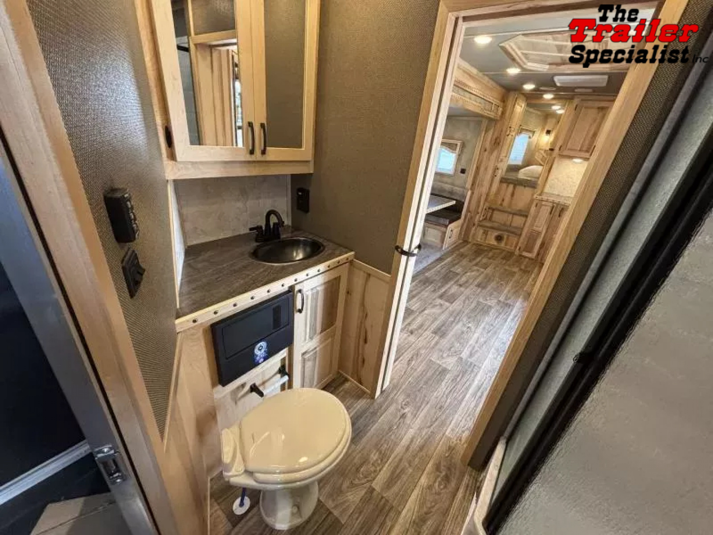 New 2026 Lakota INFINITY 15FT LQ GN 3H SLANT Horse Trailer