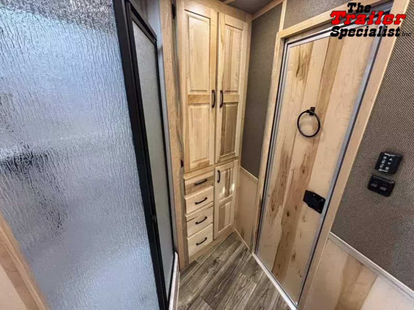 New 2026 Lakota INFINITY 15FT LQ GN 3H SLANT Horse Trailer