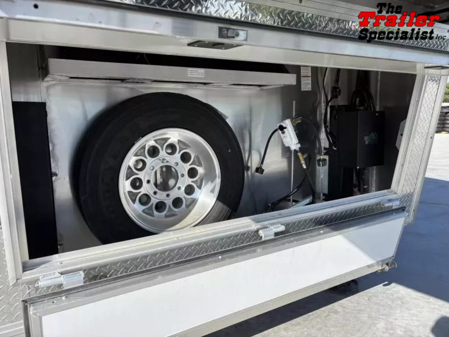 New 2026 Lakota INFINITY 15FT LQ GN 3H SLANT Horse Trailer