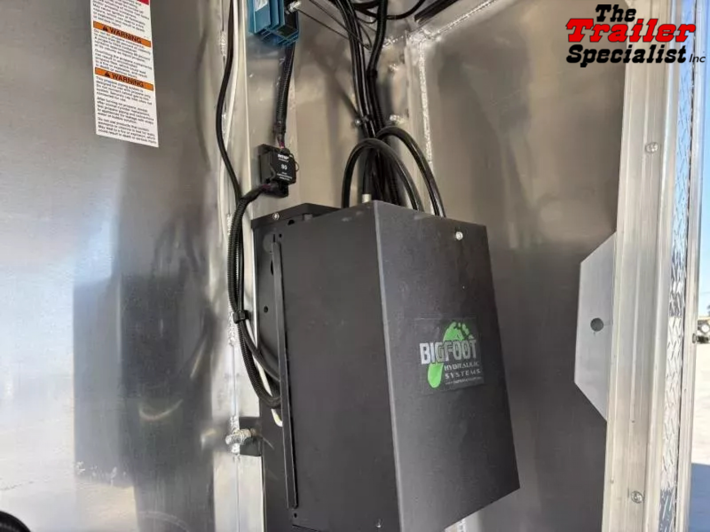 New 2026 Lakota INFINITY 15FT LQ GN 3H SLANT Horse Trailer