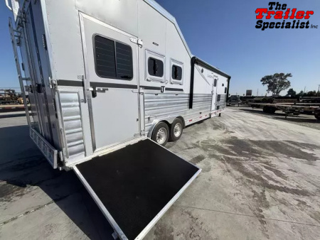 New 2026 Lakota INFINITY 15FT LQ GN 3H SLANT Horse Trailer
