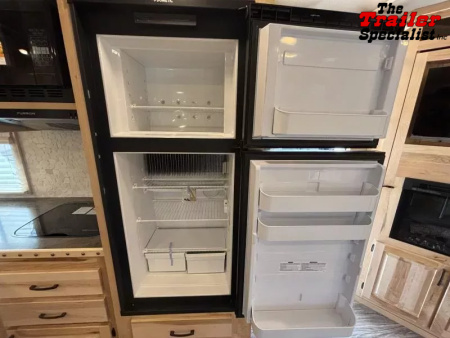 New 2026 Lakota INFINITY 15FT LQ GN 3H SLANT Horse Trailer