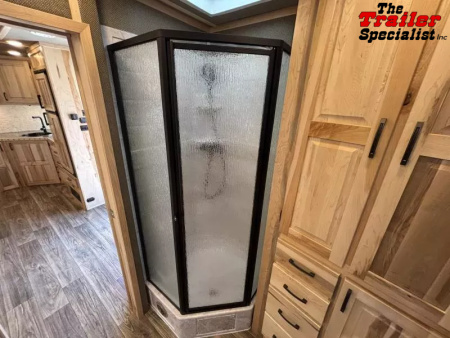 New 2026 Lakota INFINITY 15FT LQ GN 3H SLANT Horse Trailer