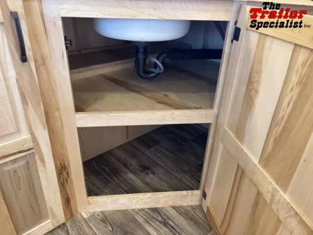 New 2026 Lakota INFINITY 15FT LQ GN 3H SLANT Horse Trailer