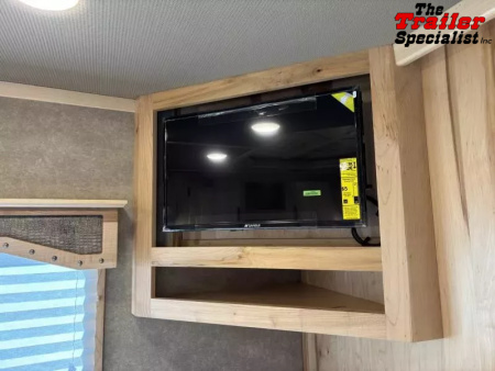 New 2026 Lakota INFINITY 15FT LQ GN 3H SLANT Horse Trailer