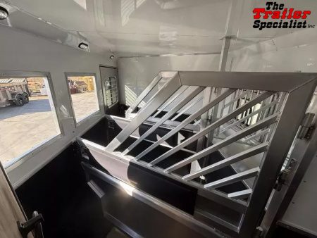 New 2026 Lakota INFINITY 15FT LQ GN 3H SLANT Horse Trailer