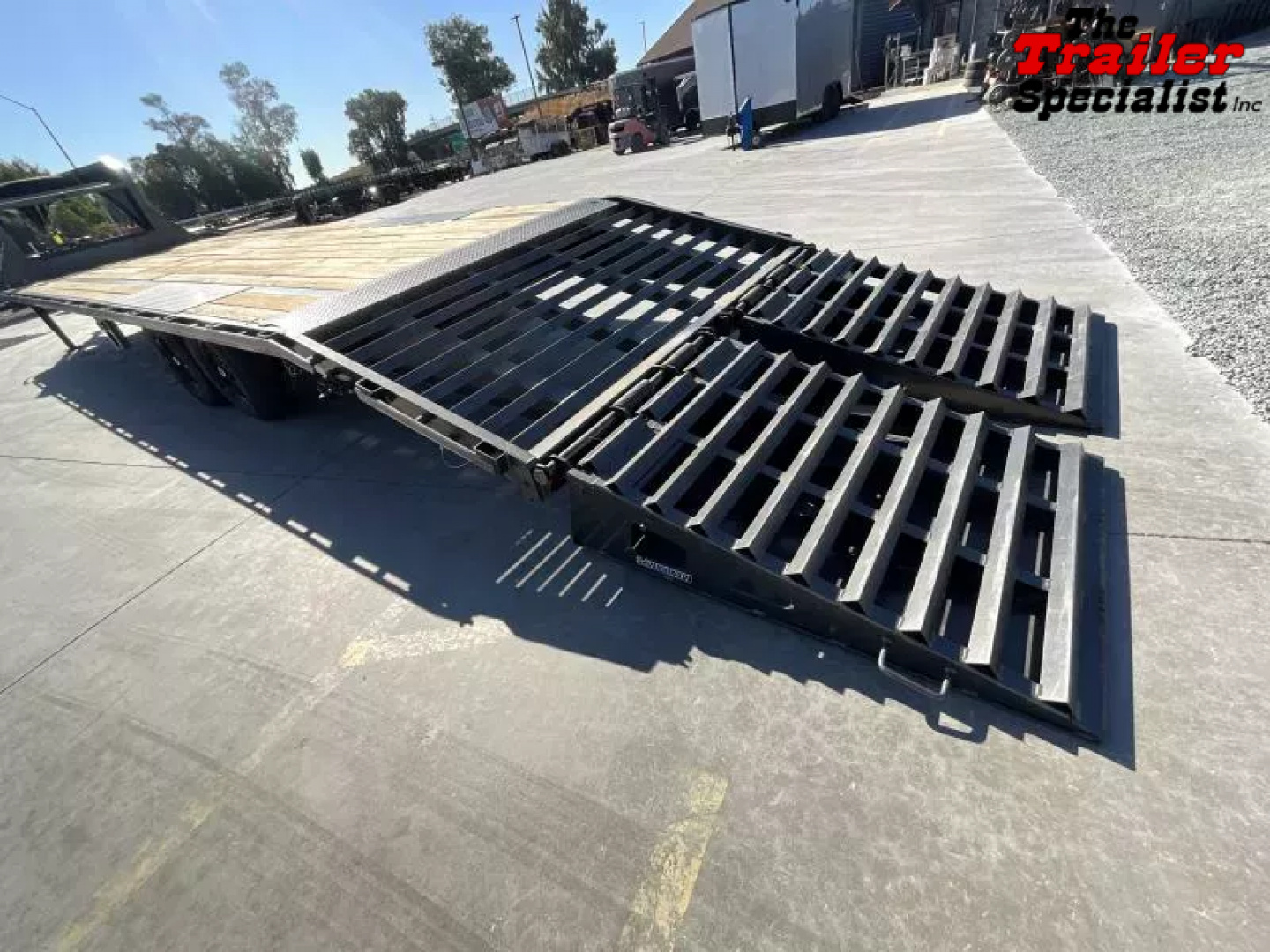 Used 2022 Diamond C Trailers 8.5FT X 32FT 15.5K GVW Flatbed Trailer