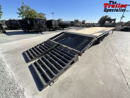 Used 2022 Diamond C Trailers 8.5FT X 32FT 15.5K GVW Flatbed Trailer