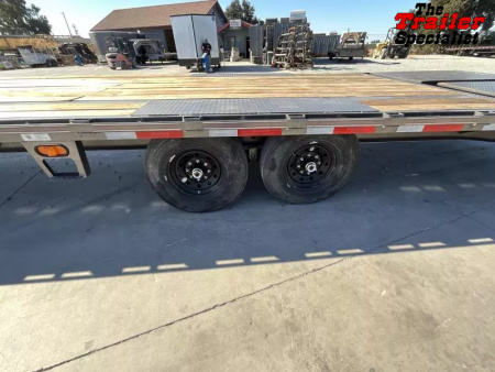 Used 2022 Diamond C Trailers 8.5FT X 32FT 15.5K GVW Flatbed Trailer