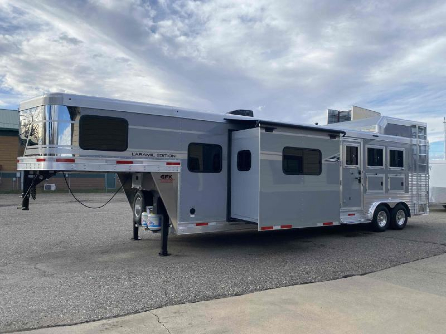 New 2026 SMC Laramie 3 Horse 14' Living Quarter Trailer