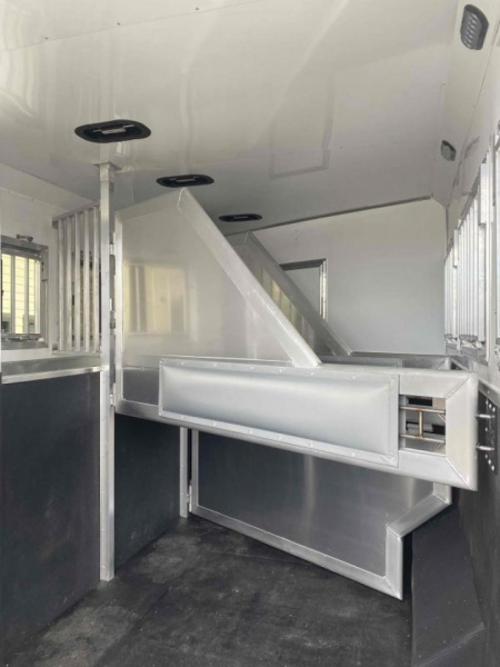 New 2026 SMC Laramie 3 Horse 14' Living Quarter Trailer