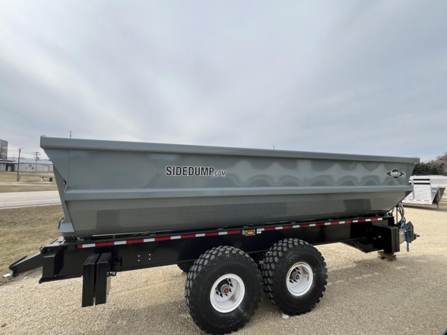 New 2024 SmithCo CPSHV20 Side Dump Trailer