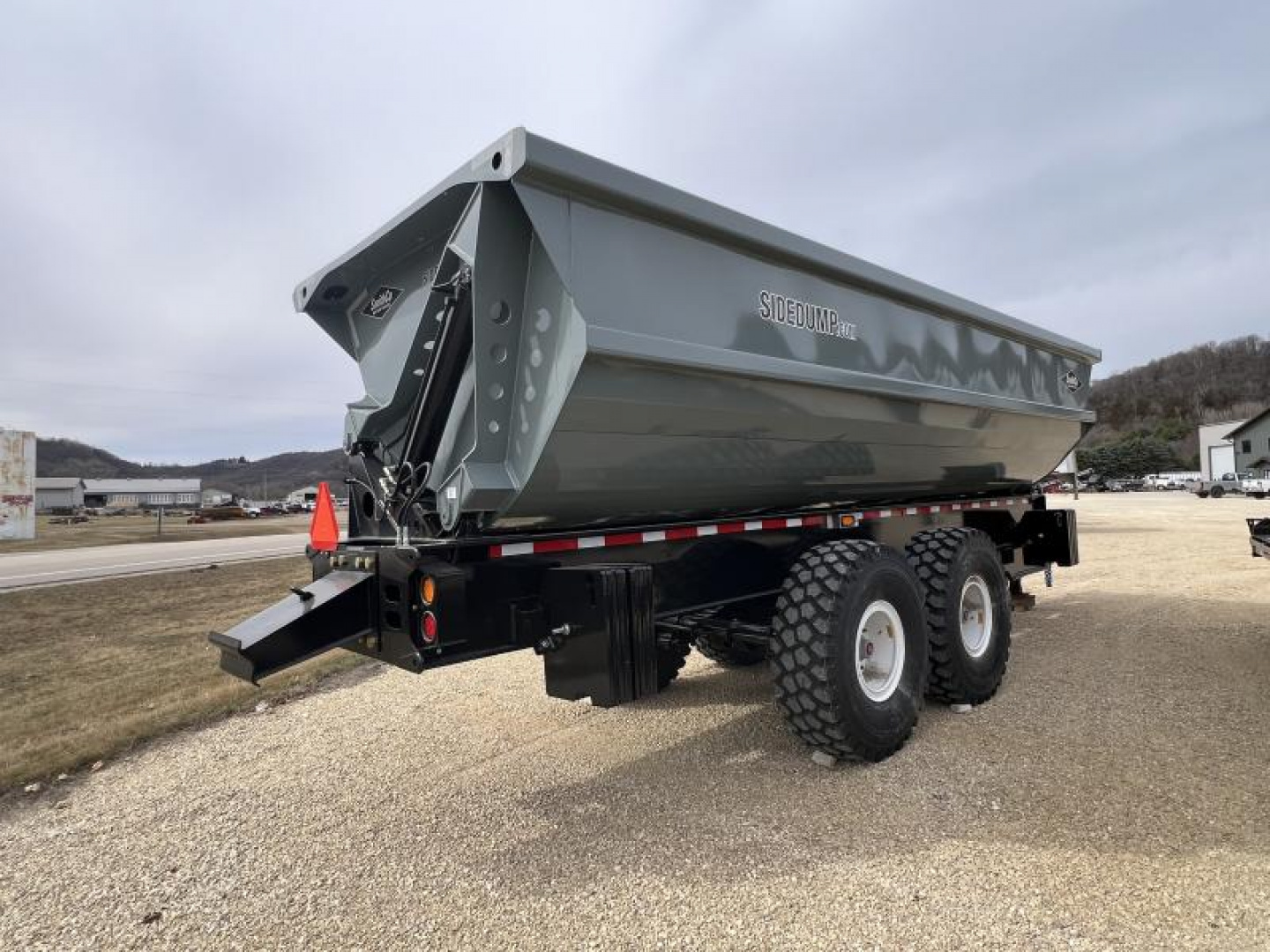 New 2024 SmithCo CPSHV20 Side Dump Trailer