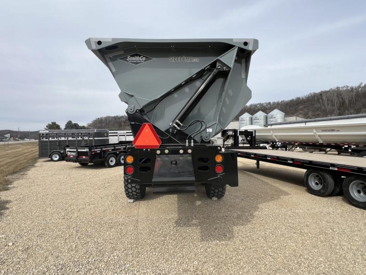 New 2024 SmithCo CPSHV20 Side Dump Trailer