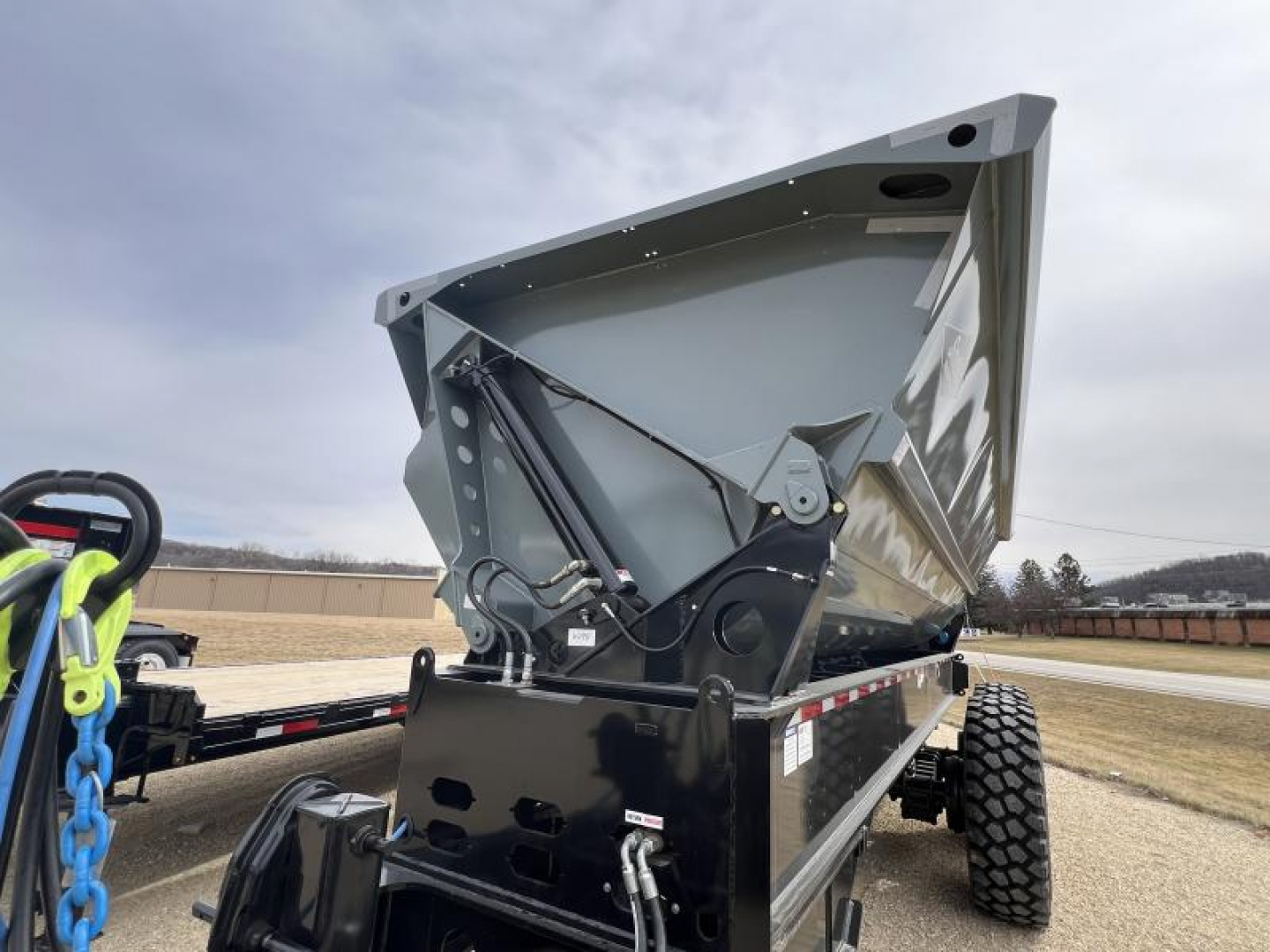 New 2024 SmithCo CPSHV20 Side Dump Trailer