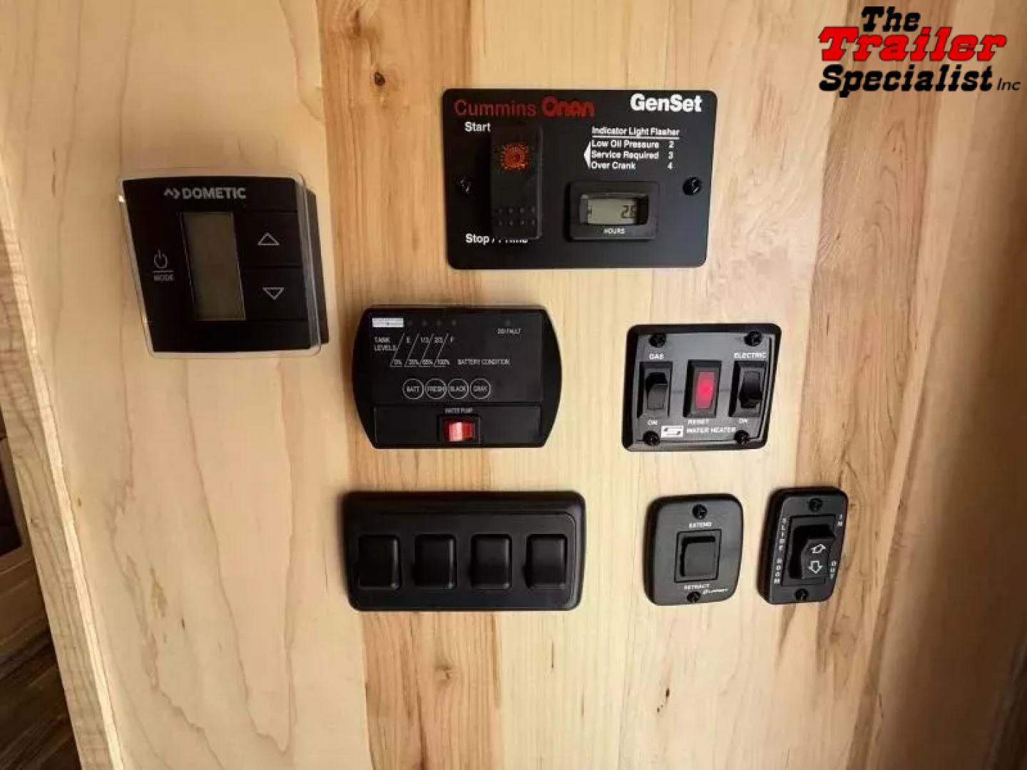 New 2026 Lakota INFINITY 15FT LQ GN 3H SLANT Horse Trailer