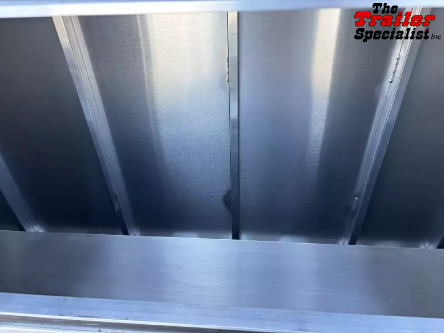 New 2026 Lakota INFINITY 15FT LQ GN 3H SLANT Horse Trailer