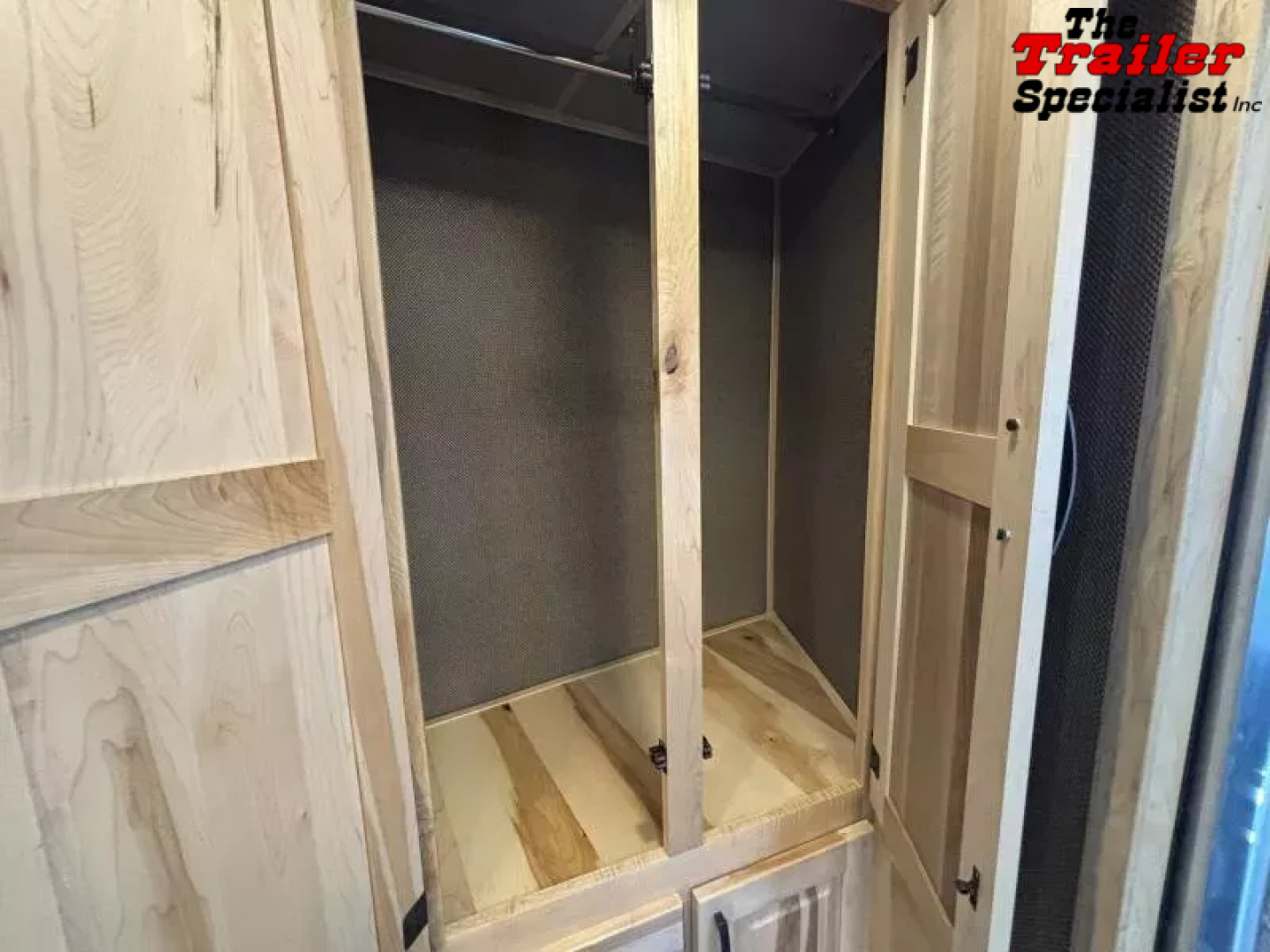 New 2026 Lakota INFINITY 15FT LQ GN 3H SLANT Horse Trailer