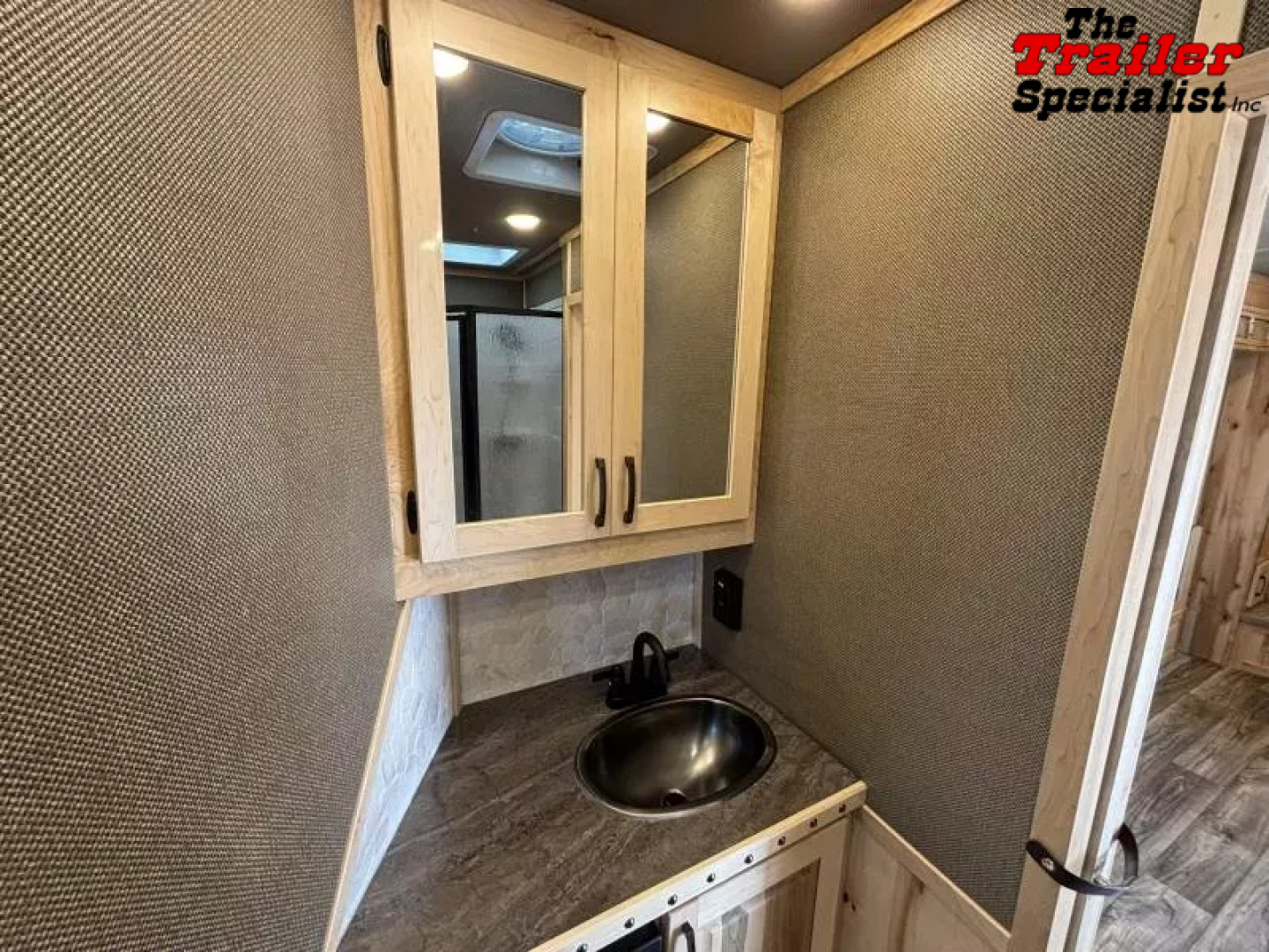 New 2026 Lakota INFINITY 15FT LQ GN 3H SLANT Horse Trailer