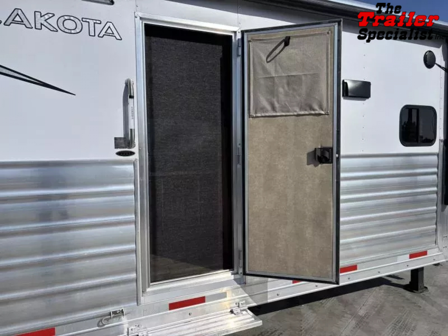 New 2026 Lakota INFINITY 15FT LQ GN 3H SLANT Horse Trailer
