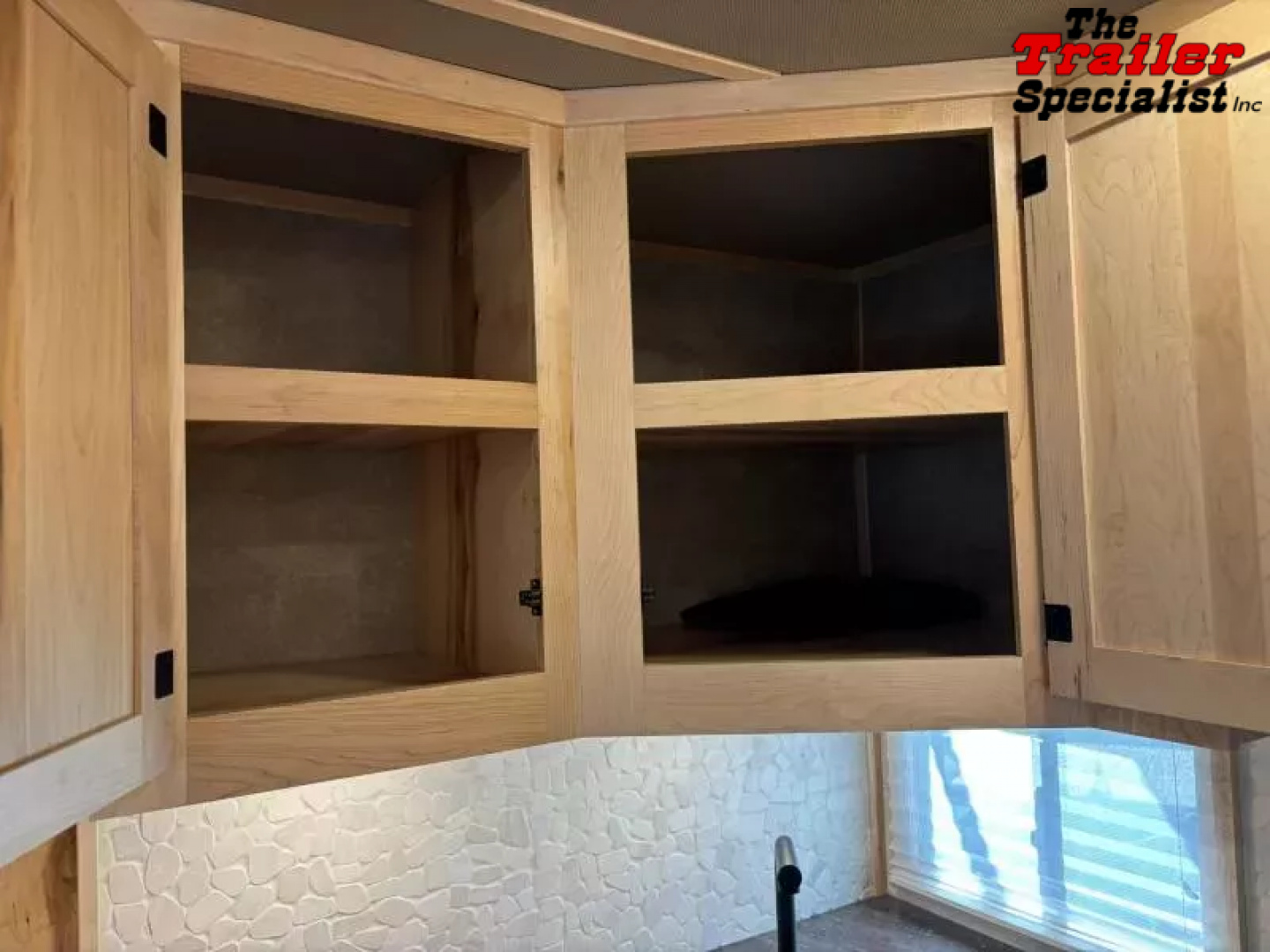 New 2026 Lakota INFINITY 15FT LQ GN 3H SLANT Horse Trailer