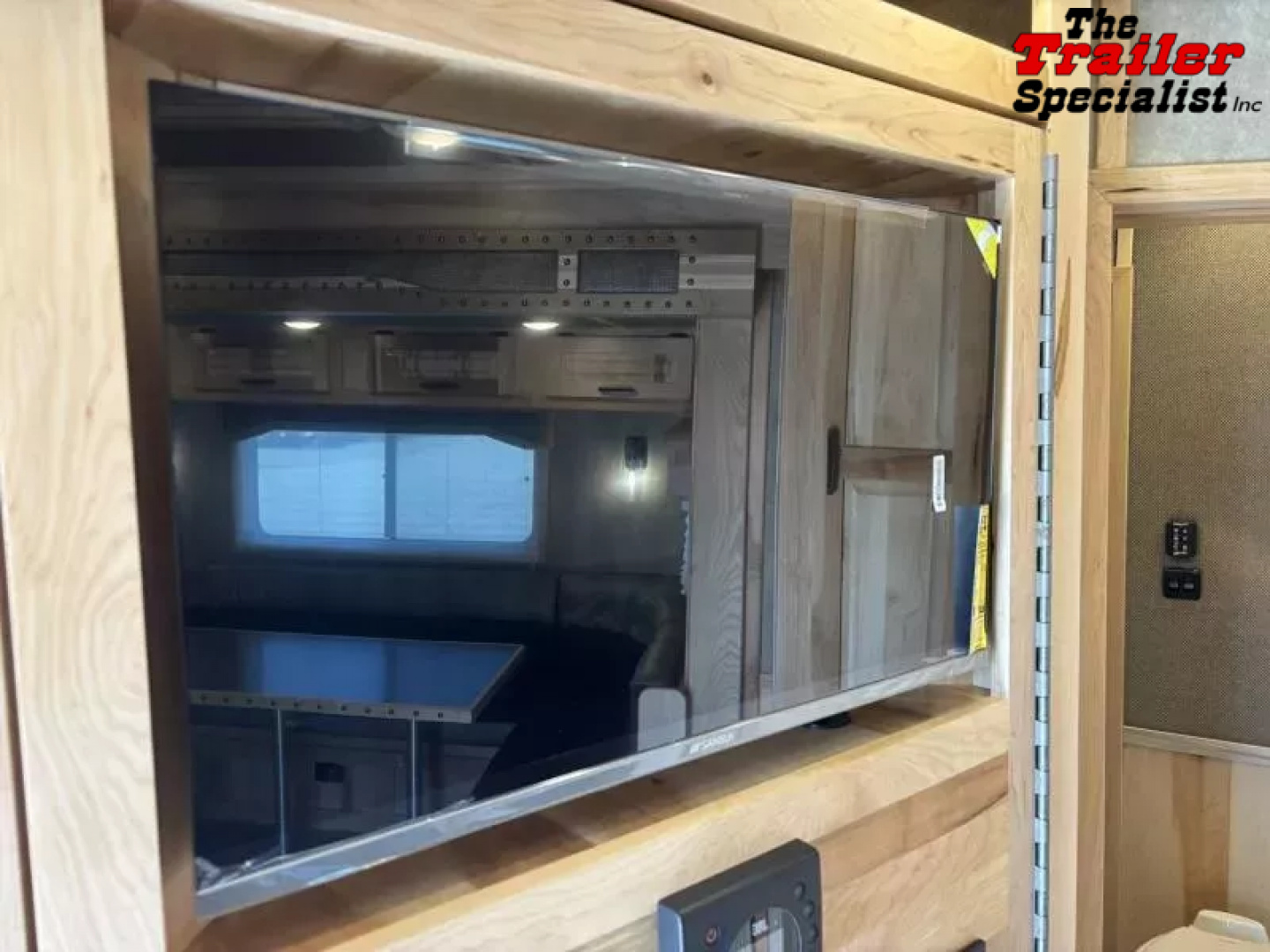 New 2026 Lakota INFINITY 15FT LQ GN 3H SLANT Horse Trailer