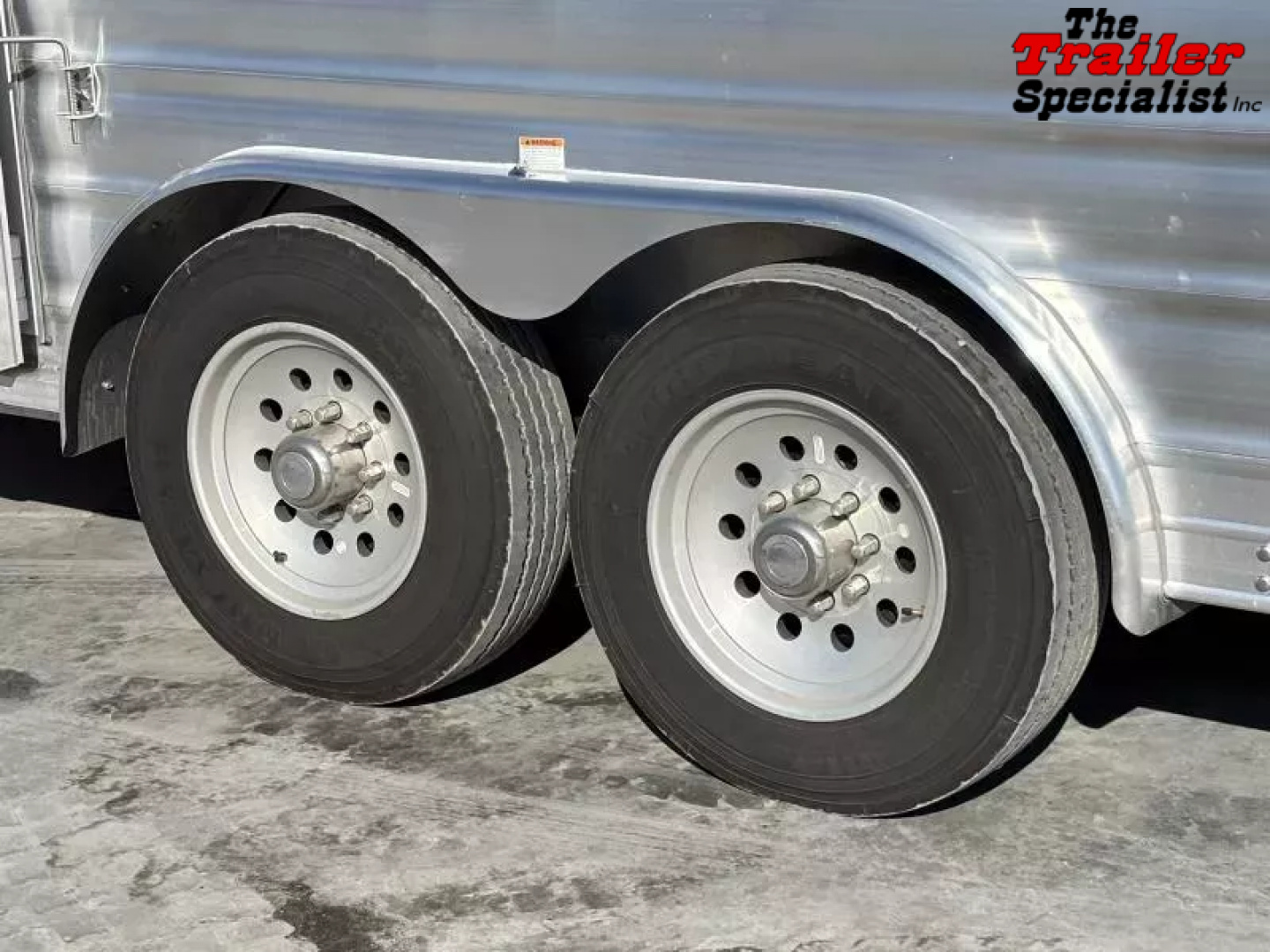 New 2026 Lakota INFINITY 15FT LQ GN 3H SLANT Horse Trailer