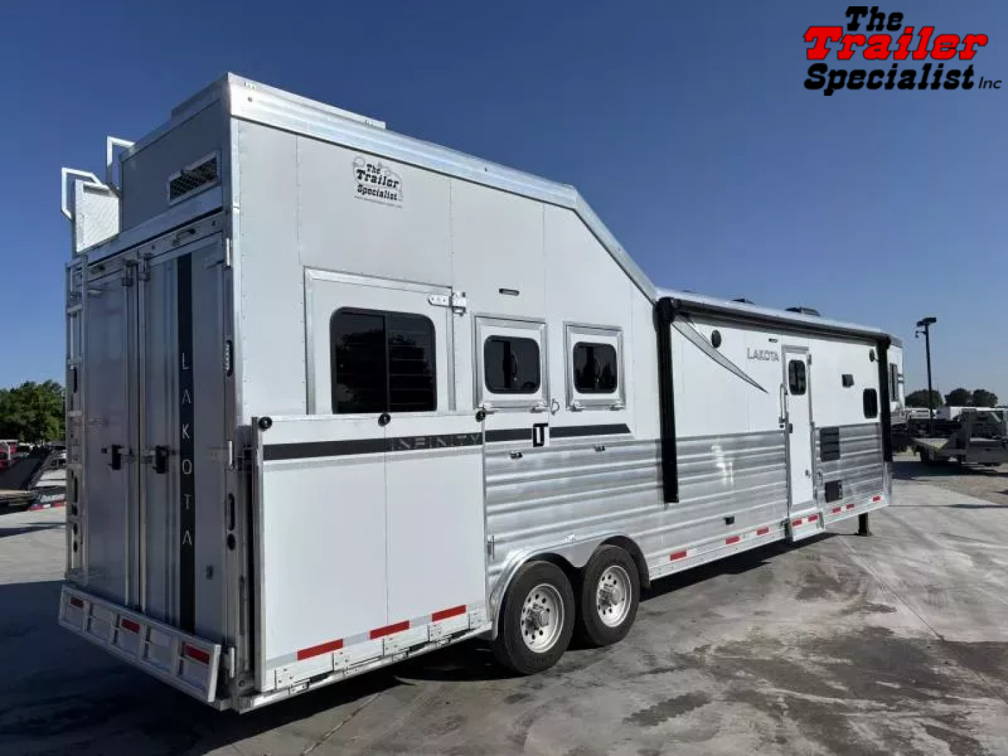 New 2026 Lakota INFINITY 15FT LQ GN 3H SLANT Horse Trailer