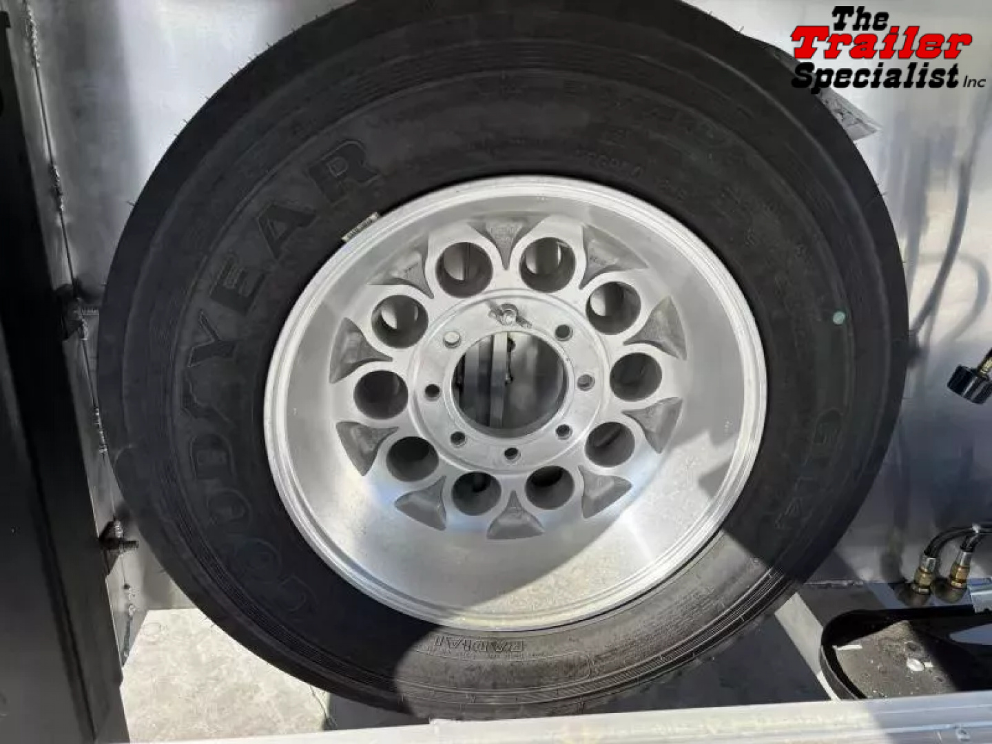 New 2026 Lakota INFINITY 15FT LQ GN 3H SLANT Horse Trailer