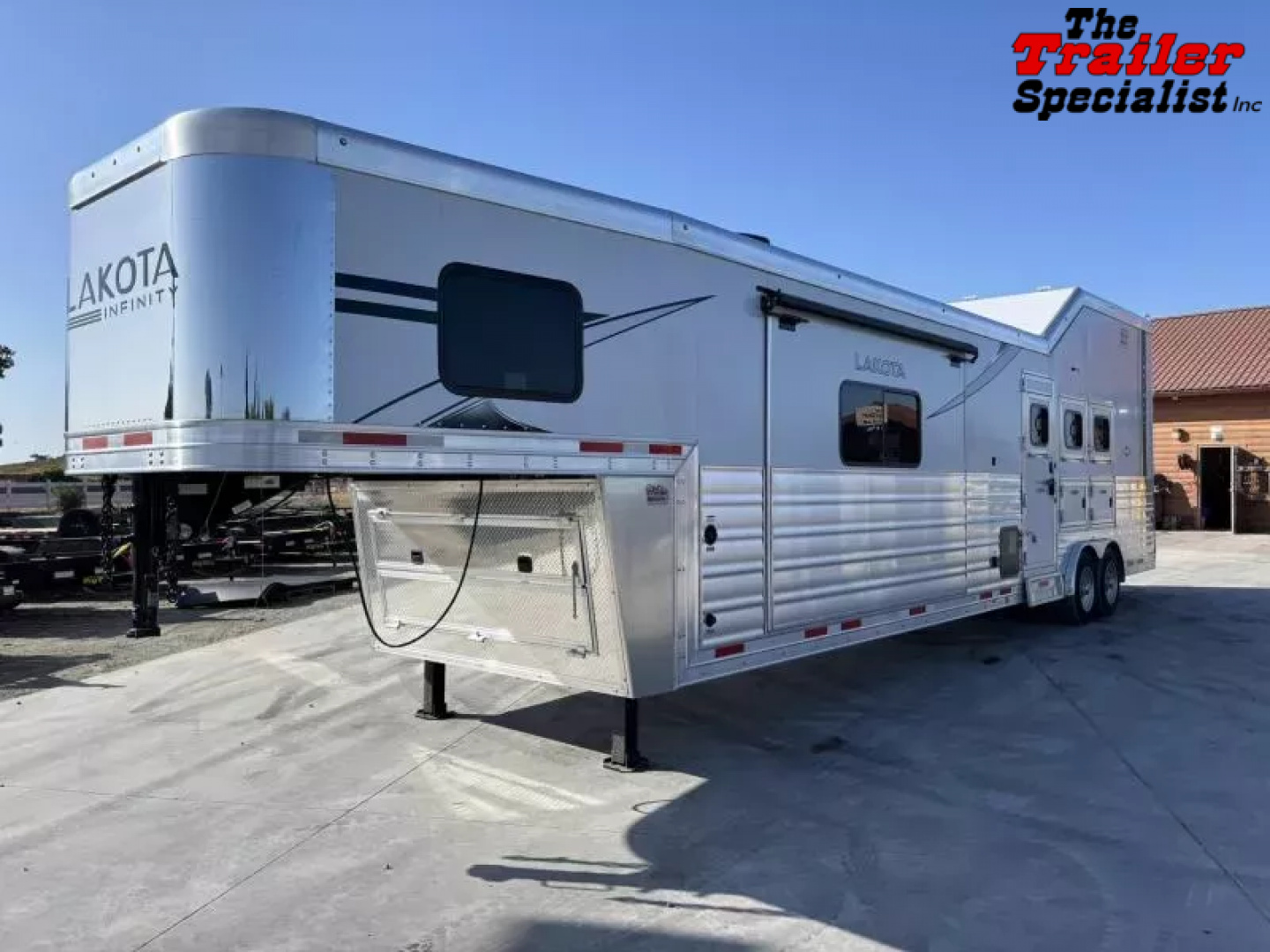 New 2026 Lakota INFINITY 15FT LQ GN 3H SLANT Horse Trailer