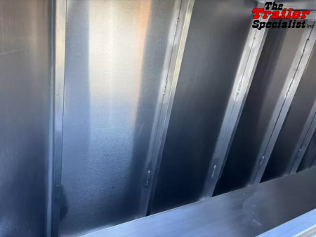 New 2026 Lakota INFINITY 15FT LQ GN 3H SLANT Horse Trailer