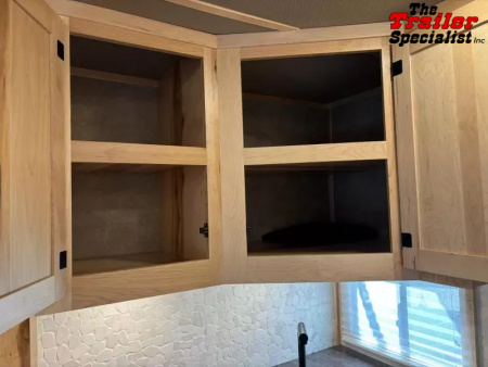 New 2026 Lakota INFINITY 15FT LQ GN 3H SLANT Horse Trailer