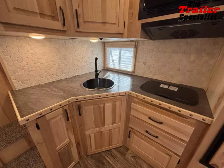 New 2026 Lakota INFINITY 15FT LQ GN 3H SLANT Horse Trailer