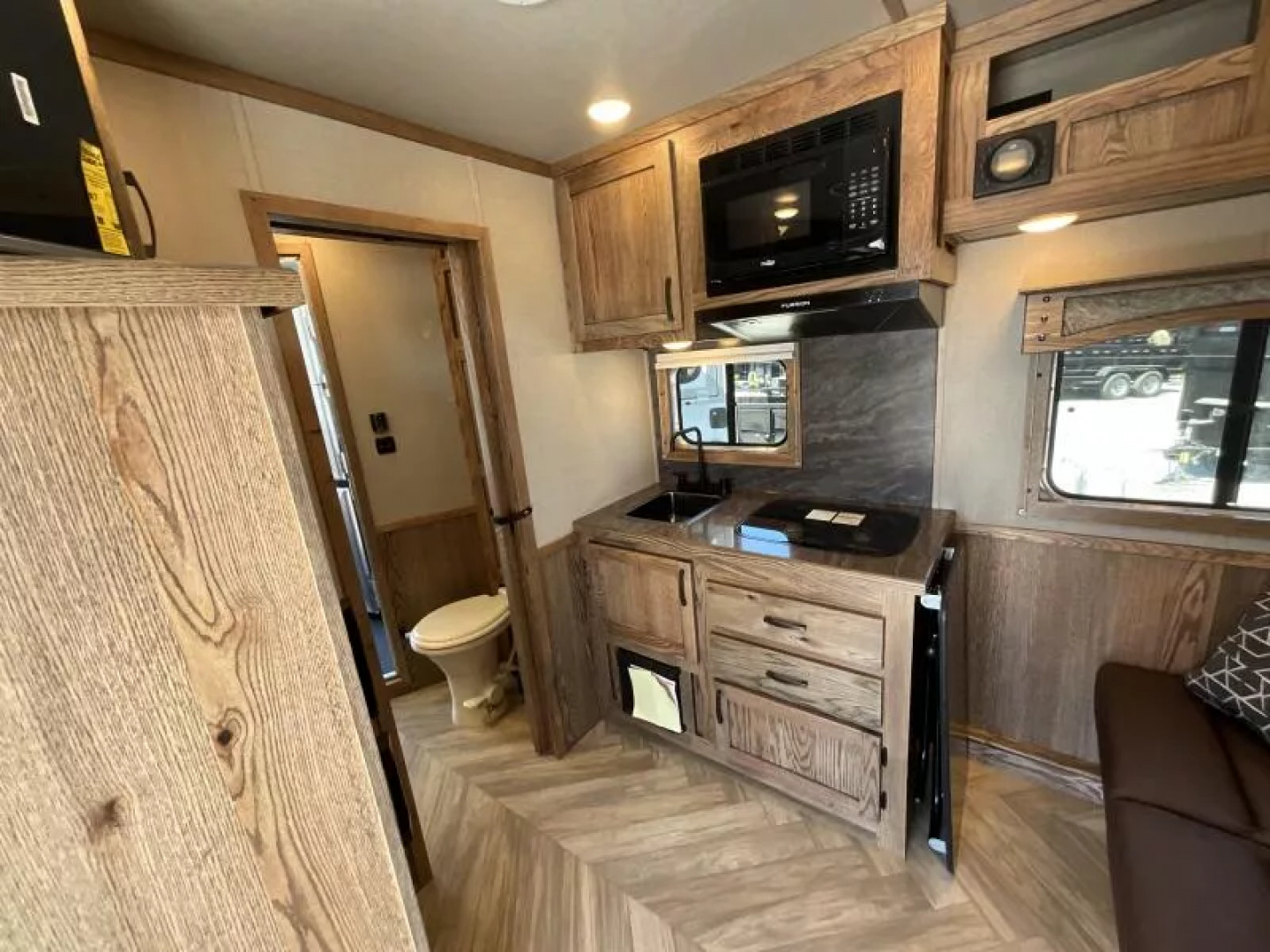 New 2026 Lakota CHARGER 3H SLANT 9FT LQ Horse Trailer