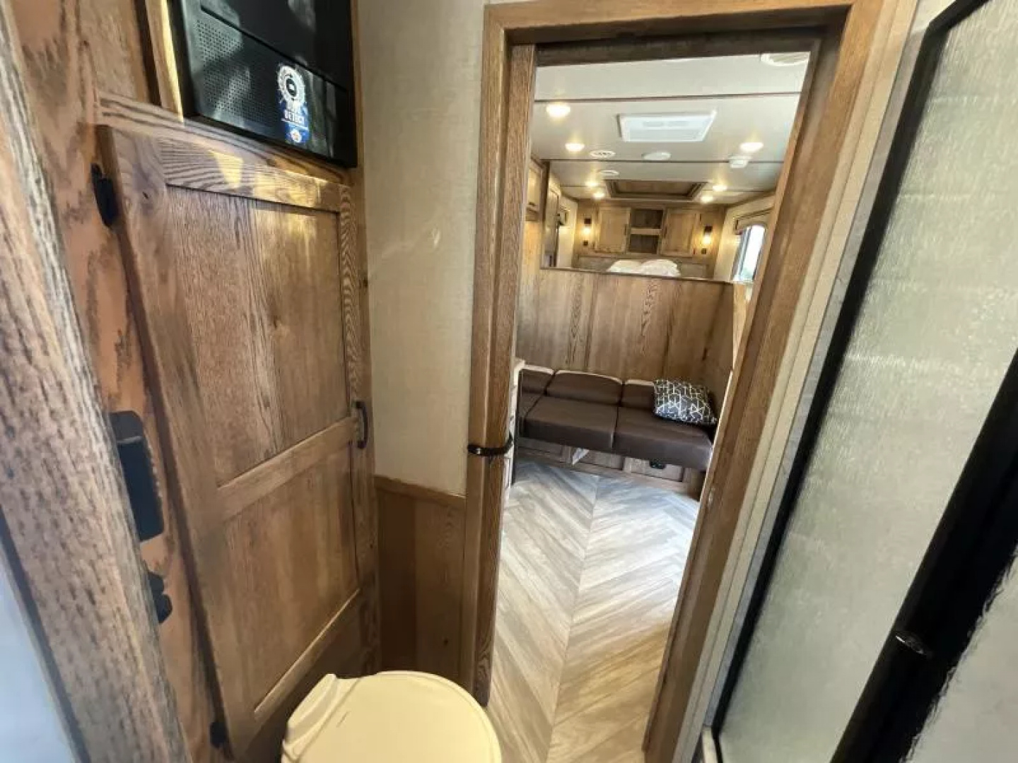 New 2026 Lakota CHARGER 3H SLANT 9FT LQ Horse Trailer